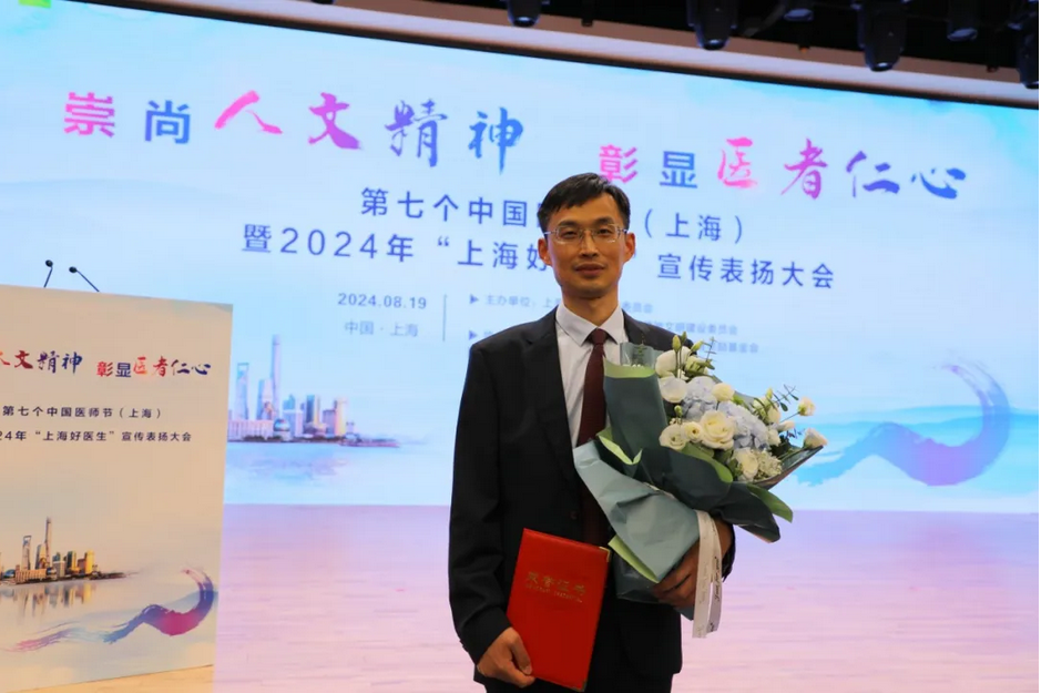 穿着西装笔挺的男子与图片配字 描述已自动生成